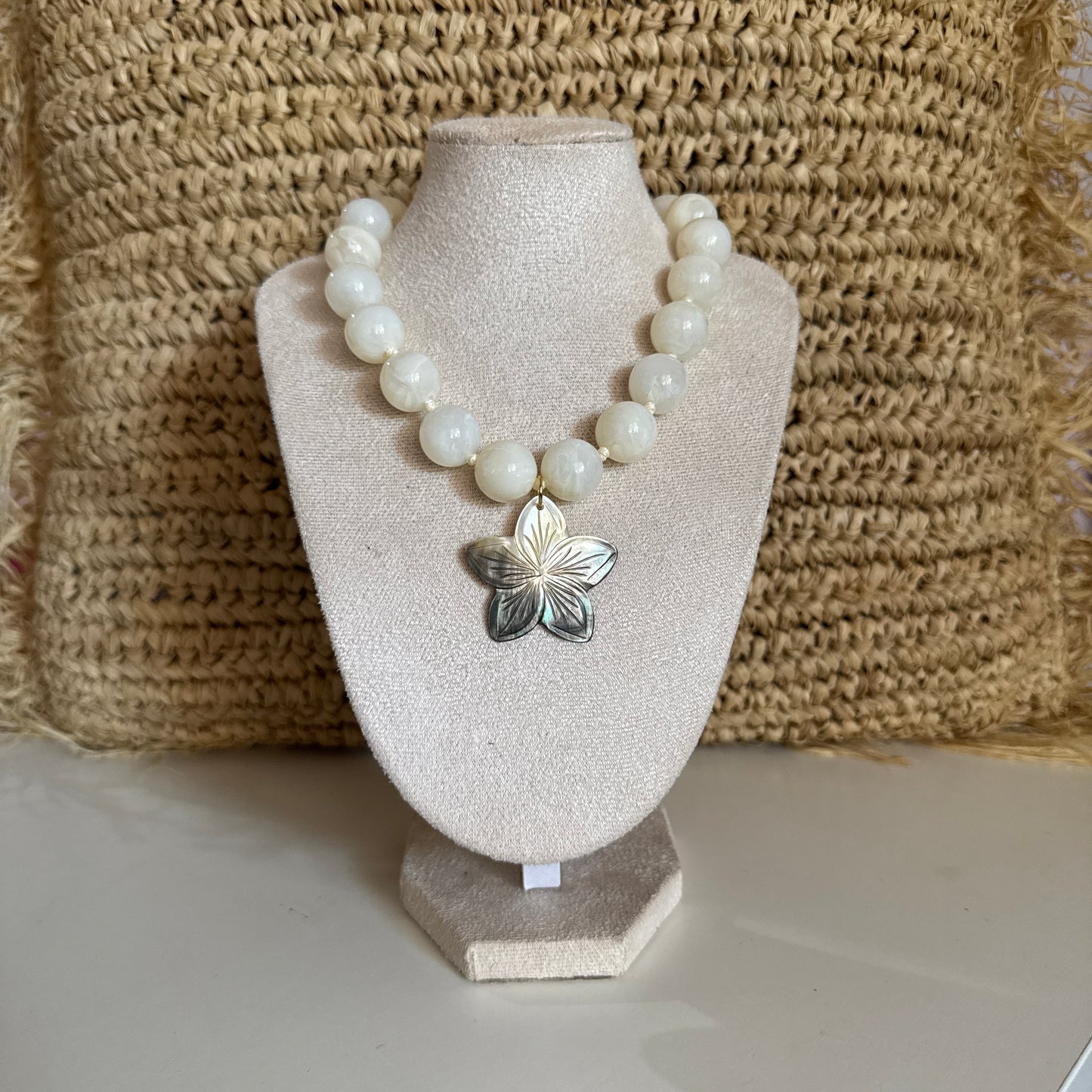 Chunky Flower Necklace Cream White