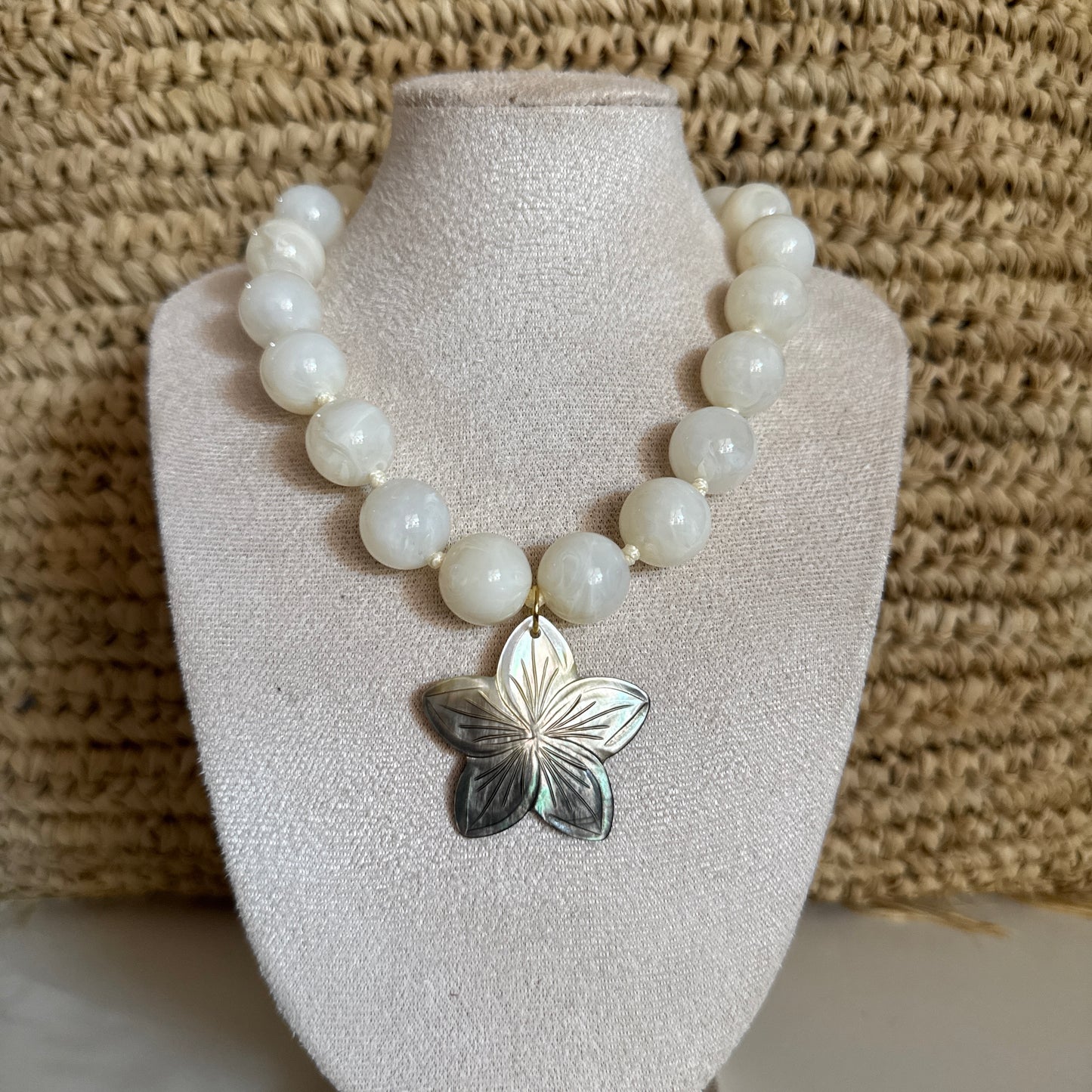Chunky Flower Necklace Cream White