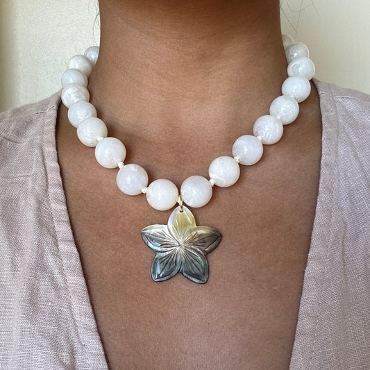 Chunky Flower Necklace Cream White